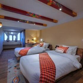 red-panda-outpost-resort-bedroom-500×500